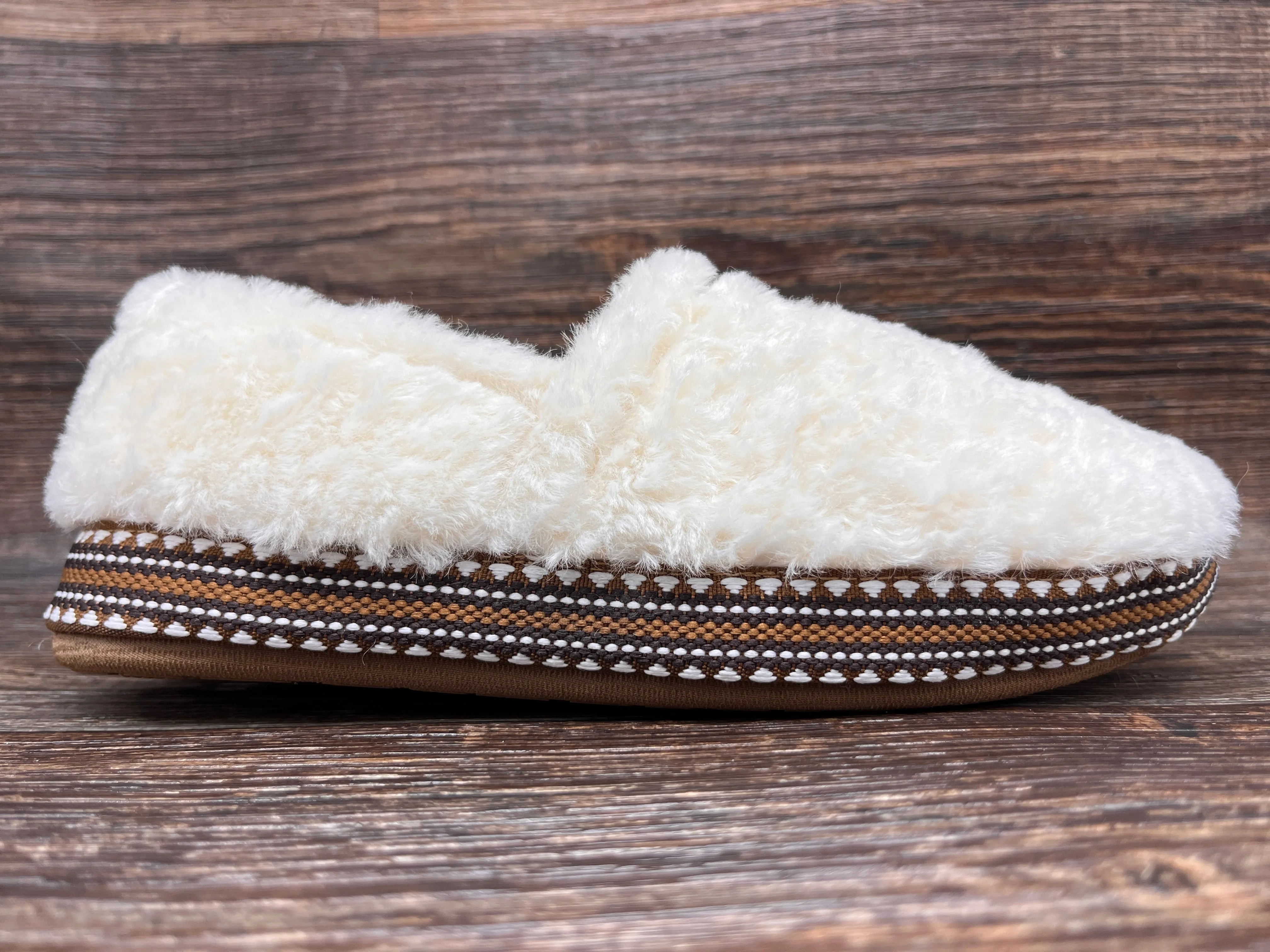 ar2271 Women's Snuggle Slipper by Ariat